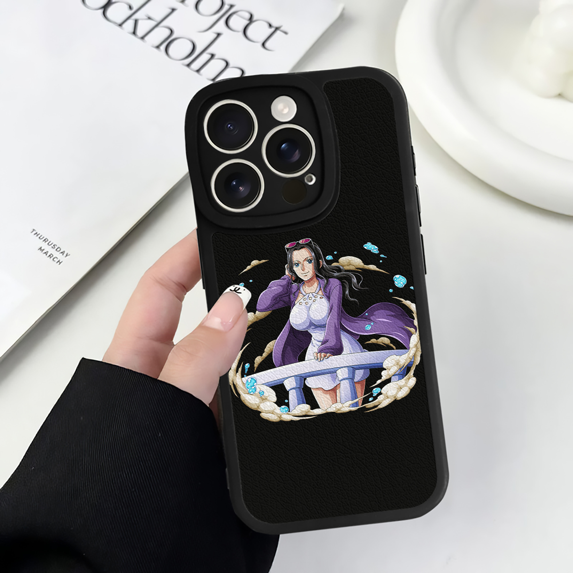 （画像用） ワンピース ニコ・ロビン ONE PIECE Nico Robin 【iPhone 16シリーズ対応】シリコンスマホケース（レザー調） 材質：シリコン